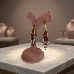 Pendientes de flecos con cuentas Miyuki Delica hechos a mano en rojo burdeos, dorado metálico y blanco perla, con borlas triangulares geométricas. - Product Image 6