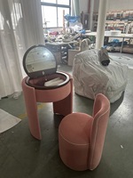 Coiffeuse ronde de luxe légère de style français, petite table de maquillage moderne italienne en velours avec miroir et rangement pour chambre à coucher