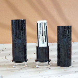 Tube à lèvres vide de luxe rond noir gaufré avec logo personnalisé, conteneur rotatif pour baume à lèvres cosmétique avec base transparente - Product Image 5