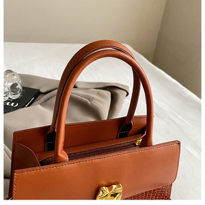 Sac Fourre-tout <span class=keywords><strong>de</strong></span> <span class=keywords><strong>Luxe</strong></span> 2025 pour Femme, Grande Capacité, en Cuir PU <span class=keywords><strong>de</strong></span> Designer, Fermeture Éclair, Doublure en Polyester, Motif Pierre, Décoration Chaîne - Product Image 3