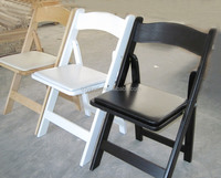 Vente en gros chaise en plastique rembourrée blanc noir chaise de banquet événement fête mariage chaises pliantes en résine