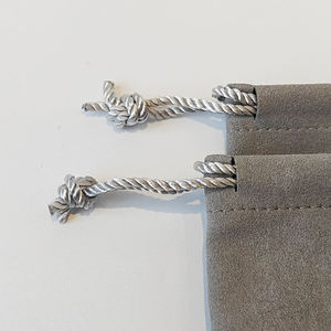 Pochette en daim à cordon de serrage ODM, sac à main réutilisable pour lunettes de soleil et bijoux, gris avec intérieur rembourré, vente en gros, recyclable - Product Image 3