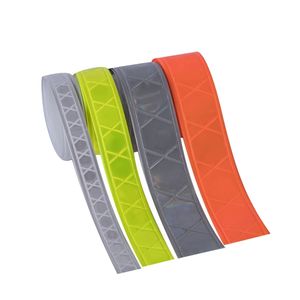 Bande réfléchissante en <span class=keywords><strong>PVC</strong></span> personnalisée Matériau adhésif en vinyle réfléchissant pour la couture Gilet et bande prismatique Matériau réfléchissant uniforme - Product Image 3