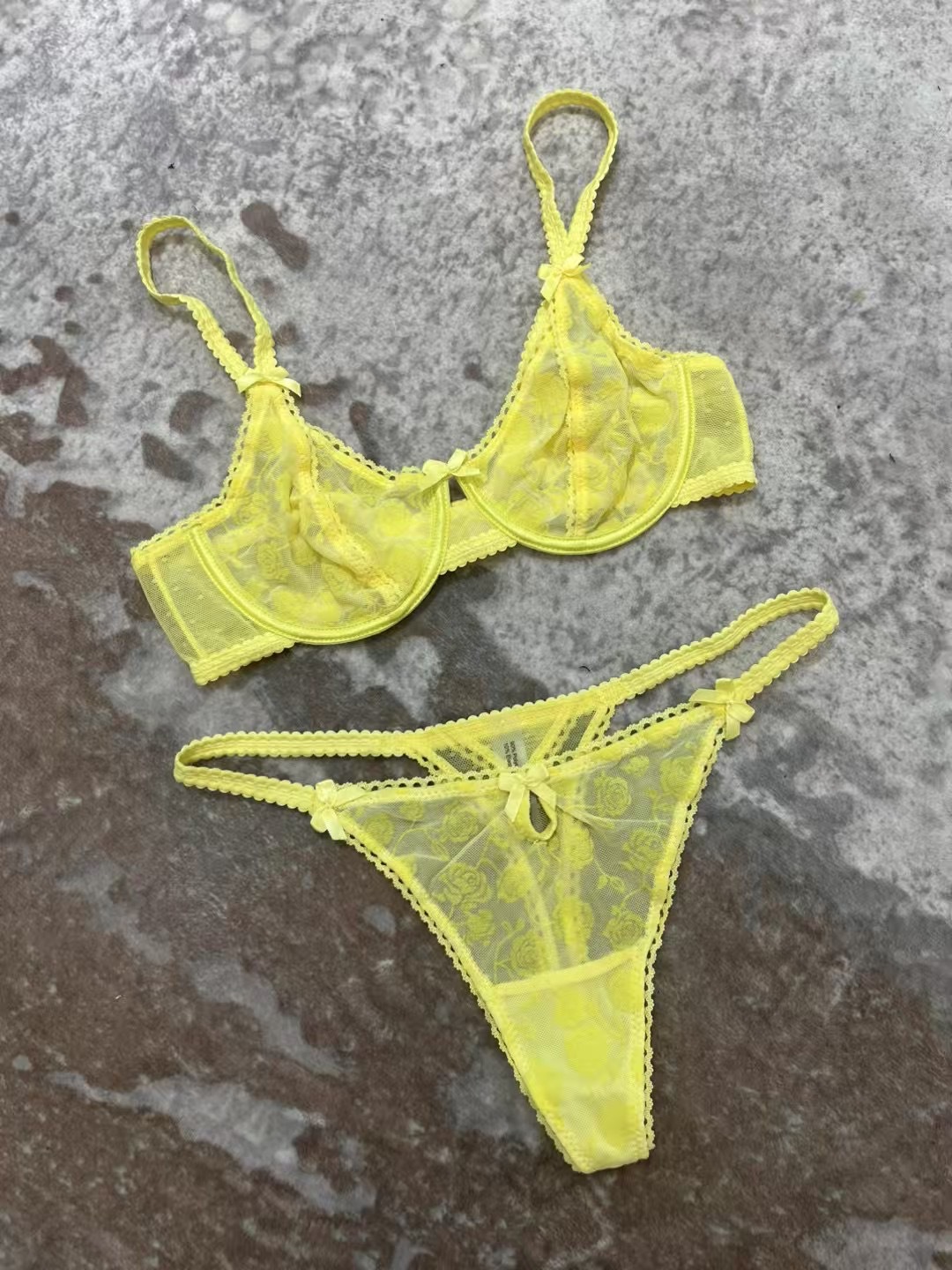 สีเหลือง