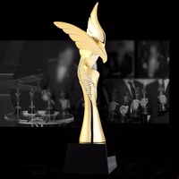 Trophée Aigle en Résine et Métal en Gros avec Base en Cristal Noir, Personnage Métallique Personnalisé, Cadeaux Souvenirs et Récompenses Faucon Doré