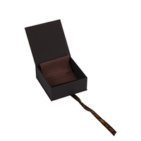 Boîte cadeau de luxe carrée personnalisée avec fermeture magnétique, doublure en éponge et gaufrage – Emballage haut de gamme personnalisé