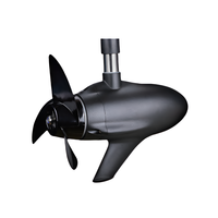 Kayak de pêche en parfait état avec moteur électrique sans balais à montage sur le mât et moteur hors-bord