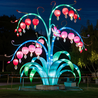 Kleurrijke zijden lantaarns met Chinees design, tuindecoratie, festival-lantaarns, decoratieve bloemen, kransen en planten