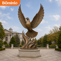 Sculpture d'aigle en bronze personnalisée avec base flamboyante pour les entrées de parcs, les espaces publics et les projets de paysagisme architectural