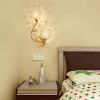 Applique murale en fer et cristal à double tête symétrique avec éclairage LED pour salon, chambre, escalier et couloir