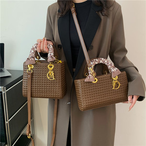 Sac Diana en PU tressé de qualité supérieure, sac à main tendance pour femme, sac à bandoulière/porté croisé - Product Image 1