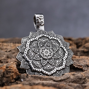 Venta al por mayor budismo loto collar a prueba de agua de <span class=keywords><strong>acero</strong></span> <span class=keywords><strong>inoxidable</strong></span> Om <span class=keywords><strong>Lotus</strong></span> colgante sin deslustre joyería para hombres y mujeres - Product Image 3