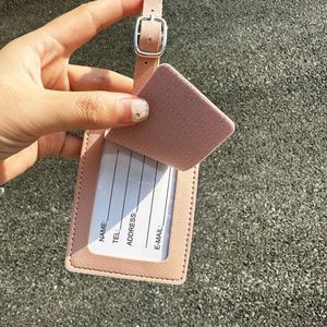 กระเป๋าใส่บัตรขึ้นเครื่องบินหนัง PU หนาแบบขายส่ง ป้ายติดกระเป๋าเดินทางแบบมีลายเซ็นข้ามพรมแดน พร้อมห่วงคล้องแบบฮาร์ดแวร์ ลายตัวอักษร - Product Image 4