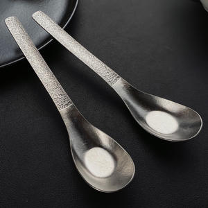 Cuchara de titanio puro con cuerpo recto y patrón de flor de hielo cristalizado para comida de bebé, uso doméstico y en restaurantes. - Product Image 4