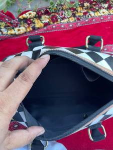 Sac à bandoulière géométrique noir et blanc en cuir véritable fait main, style sport, grande capacité, moyen format, avec fermeture éclair et poignée unique - Product Image 3