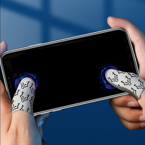Les manchons de doigts en tissu argenté pour l'e-sport sont absorbants et offrent une sensibilité tactile, ce qui les rend idéaux pour les jeux compétitifs. - Product Image 3
