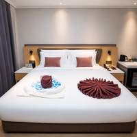 Lit King Size Hôtelier avec Plateforme Lumineuse LED, Tête de Lit Murale en Chêne, Insert Matelassé Chocolat, Ensemble de Chambre Contemporain de Style Boutique
