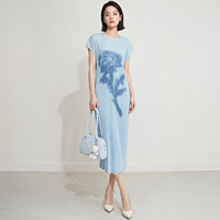 Robe midi plissée pour femme, prête à être expédiée, imprimé floral rose rêveur, coupe ajustée, en crêpe, sans manches, infroissable, taille unique, pour tous les jours