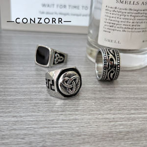 Anelli Popolari con Nodo Celtico Triquetra in Acciaio al Titanio, Accessorio Elegante per Uomo in Europa, Anello Unico per Dito - Product Image 1