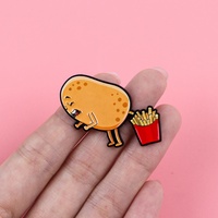 Broche en émail amusante en forme de frites de pommes de terre, mignonne, de style dessin animé, humoristique et créative, pour sac à dos, bijou ou cadeau