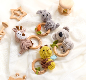 Cadeau de douche de bébé <span class=keywords><strong>personnalisé</strong></span> animal gravé <span class=keywords><strong>hochet</strong></span> au crochet avec nom anneau de <span class=keywords><strong>hochet</strong></span> de bébé en <span class=keywords><strong>bois</strong></span> <span class=keywords><strong>personnalisé</strong></span> - Product Image 4