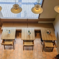 Table à manger carrée en bois moderne pour restaurant et hôtel, mobilier commercial durable