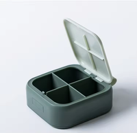 Organisateur de pilules de voyage d'un jour Mini boîte de rangement de forme carrée Conception d'ouverture du couvercle 4 compartiments Petite pilule en plastique portable