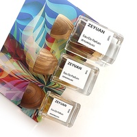 Flacon de parfum carré en verre transparent de luxe, 30ml, 50ml, 100ml, vide, avec pulvérisateur à sertir et couvercle rond en bois lourd, vente en gros