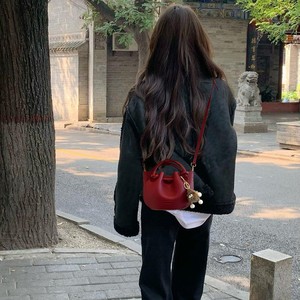 Bolso de Mano Tipo Cubo Pequeño y Ligero Rojo Popular, Nuevo Bolso de Mensajero de Lujo de Alta Gama para Mujer, Súper Popular en Verano - Product Image 2