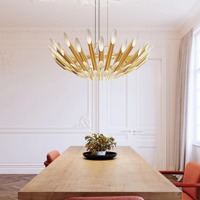 Lustre de designer célèbre, finition métallique de luxe, taille compacte, éclairage artistique moderne