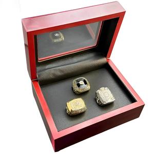 Ensemble de 3 bagues de championnat des Bruins de <span class=keywords><strong>Boston</strong></span> de la LNH de 1970, 1972 et 2011, personnalisées, les plus populaires, avec strass, plaquées or, en alliage - Product Image 3