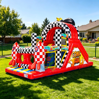 Château Gonflable Thème Bande Dessinée Rouge et Noir à Carreaux avec Toboggan et Parcours d'Obstacles pour Enfants, Idéal pour Événements Extérieurs et Fêtes de Carnaval