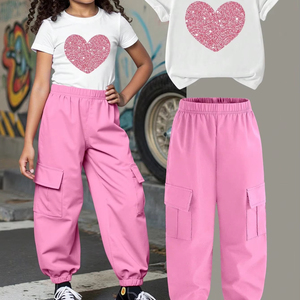 Set 2 Pezzi Personalizzati OEM per Bambine: Maglietta con Cuore di <span class=keywords><strong>Paillettes</strong></span> e <span class=keywords><strong>Pantaloni</strong></span> Cargo Rosa, Abbigliamento Casual di Alta Qualità per la Scuola - Product Image 1