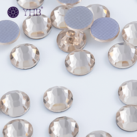 Strass réfractifs en verre légers et aériens, lavables, à dos plat, thermocollants, à 12 facettes, pour la décoration de chapeaux et la garniture de chaussures