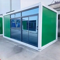 Maison conteneur préfabriquée démontable avec escalier extérieur en panneaux sandwich