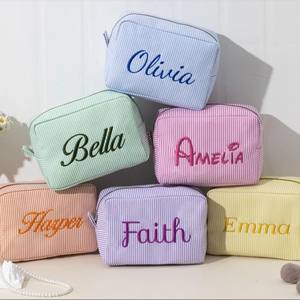 <span class=keywords><strong>Pochette</strong></span> de maquillage personnalisée en seersucker brodé avec nom, monogramme, lettre, fermeture éclair, trousse de toilette de voyage, cadeau de mariage - Product Image 1