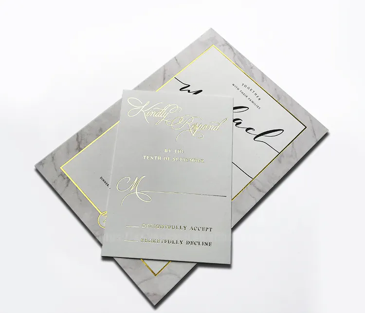 Kalınlık kenar özelleştirilmiş beyaz düğün kartı tasarımları ile sıcak damgalama el yapımı davetiye kartı