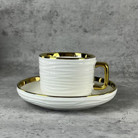 Ensemble de vaisselle en porcelaine à bord doré de 32 pièces, vente en gros, assiettes et bols en céramique blanche à relief ondulé pour la restauration de luxe, hôtels