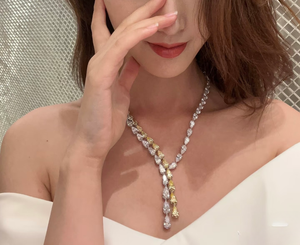 สร้อยคอทองคำขาว 18K รูปทรงลูกแพร์ ประดับเพชรแล็บสีเหลืองและสีขาว ดีไซน์ระย้าแบบหยดน้ำสองสี - Product Image 5