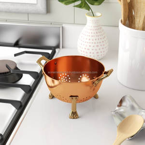 Passoire en acier inoxydable de haute qualité, poignées en laiton pour Fruits et légumes disponible en grandes et petites tailles, couleurs personnalisées - Product Image 2