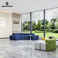 Ensemble de canapés modulaires incurvés modernes SpaceUnited avec revêtement en tissu, canapé sectionnel pour les espaces publics commerciaux