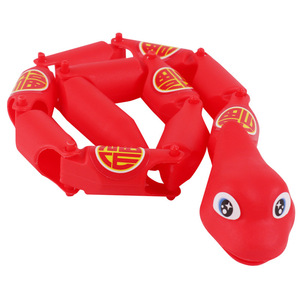 Juguete de serpiente articulada de plástico rojo para niños con detalles dorados, regalo de recuerdo - Product Image 1
