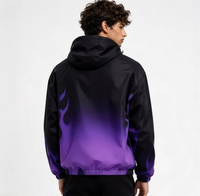 Veste coupe-vent streetwear personnalisée avec impression par transfert thermique dégradé noir-violet flamme et passepoil blanc