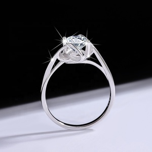 Anello di Fidanzamento NORELLE da Donna in Argento Sterling S925 Placcato Oro 18K con Moissanite a Forma di Cuore e Bacio d'Angelo - Product Image 2