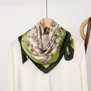 Sciarpa quadrata piccola in finta seta a pois floreali, stile coreano, per un tocco di eleganza - Product Image 4