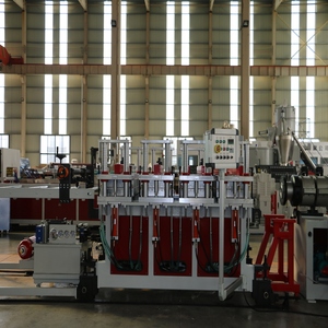 Ligne d'extrusion de <span class=keywords><strong>profil</strong></span>és <span class=keywords><strong>PVC</strong></span>/WPC entièrement automatique à double vis conique contrepoussée 55 kW 300-400 kg/<span class=keywords><strong>h</strong></span> avec contrôle PLC - Product Image 4