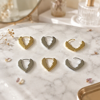 Fermoirs d'oreille Huggie en laiton en forme de cœur craquelé, apprêts pour boucles d'oreilles polies plaqués or/rhodium pour la fabrication de bijoux