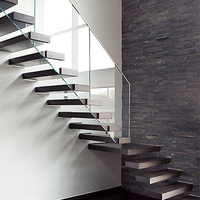 Escalier en L Prima, design gain de place, escalier intérieur avec marches en bois et garde-corps en acier inoxydable