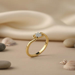 แหวนเพชรเม็ดเดี่ยวทรงดอกไม้ ทอง 14K ทำมือ ประดับเพชร VVS1 ที่เพาะเลี้ยงในห้องปฏิบัติการ ดีไซน์เรียบหรูแบบมินิมอล ตัวเรือนแบบหนามเตย เหมาะสำหรับเป็นแหวนหมั้น - Product Image 4