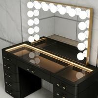 Table de toilette moderne de luxe, commode noire brillante avec quincaillerie dorée et rangement éclairé par LED